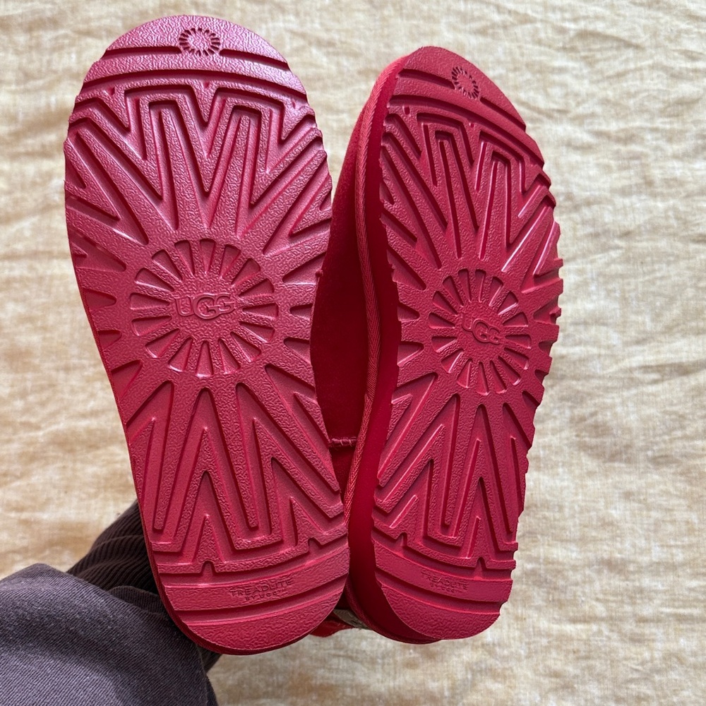 UGG Ultra mini in Ribbon Red new without tags - Picture 10 of 17
